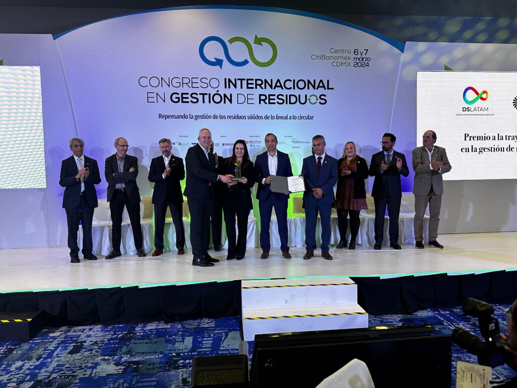 Directivos de Veolia reciben el Premio a la trayectoria en la gestión de Residuos